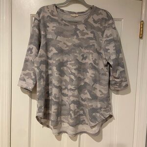 Jane & Delancey Gray Camo Knit Top | 1X | 3/4 Sleeve | Hi-Low Hem